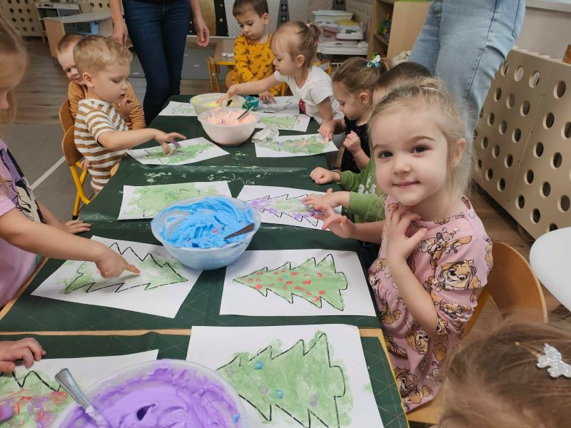 „Kolorowa choinka”- zajęcia sensoryczne w 3-latkach