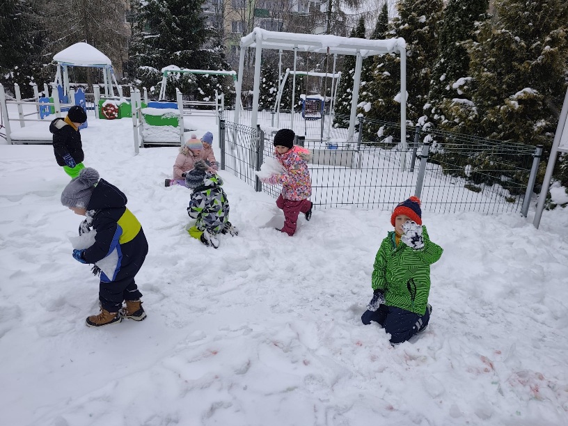 Śnieżna radość naszych przedszkolaków